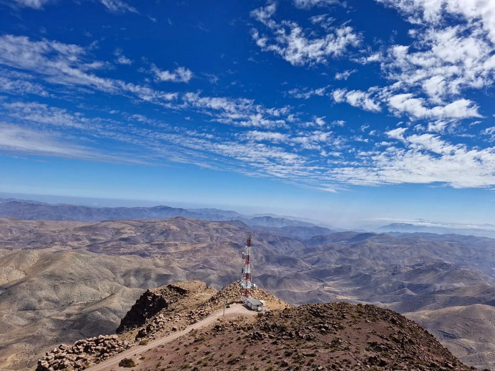 Cordillera y cielo azul de la Región de Coquimbo