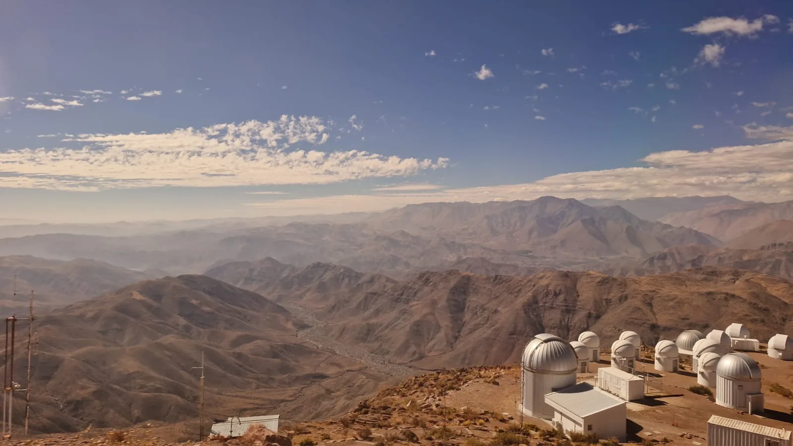 Complejo de observatorios entre montañas
