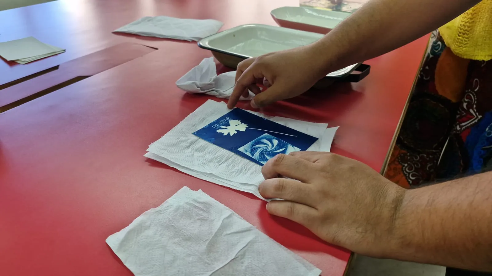 Participante trabajando en un Taller de Cianotipia
